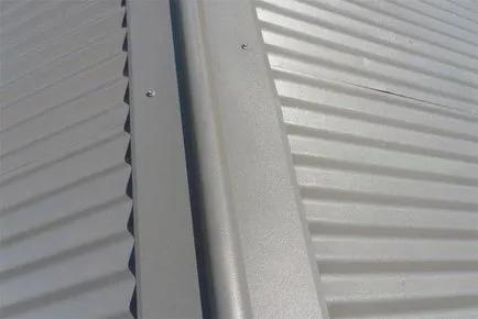 Instalarea unui acoperiș de carton ondulat, cu propriile lor mâini Instalarea unui acoperiș de carton ondulat, cu propriile lor mâini