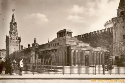 Lenin în mausoleu