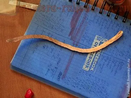 Brățări realizate din sârmă cu mâinile sale