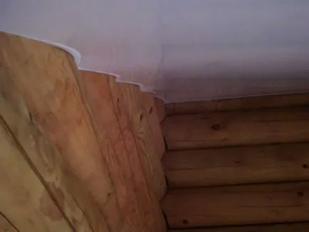Într-o casă din lemn plafoane