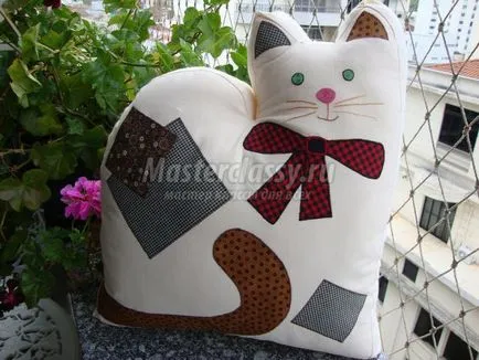 Cat jucărie moale cu propriile mâini