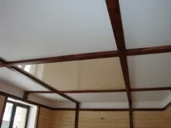 Într-o casă din lemn plafoane Într-o casă din lemn plafoane