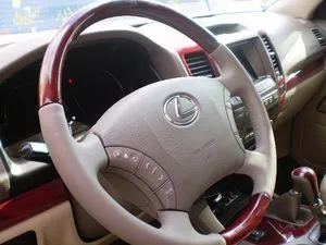 Volan îmbrăcat în piele cu mâinile sale