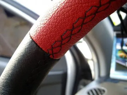 Volan îmbrăcat în piele cu mâinile sale Volan îmbrăcat în piele cu mâinile sale