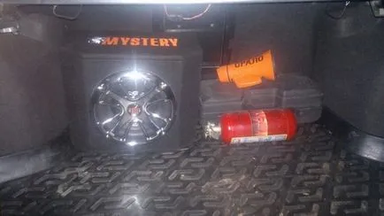Cum de a conecta subwoofer-ul la radio din fabrică