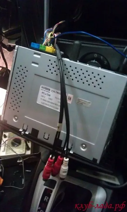 Cum de a conecta subwoofer-ul la radio din fabrică