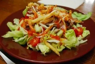 Salata cu cartofi prăjiți Salata cu cartofi prăjiți