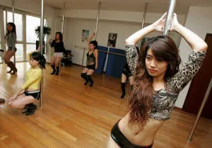 Dancing pe stâlp de înaltă tensiune ea