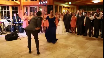 Danseaza cu mama mea la nunta Danseaza cu mama mea la nunta