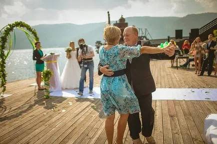 Danseaza cu mama mea la nunta Danseaza cu mama mea la nunta