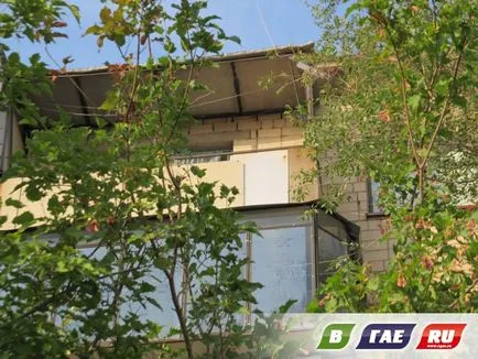 Ce-i arunca de la balcon