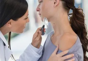 Care trateaza dermatolog