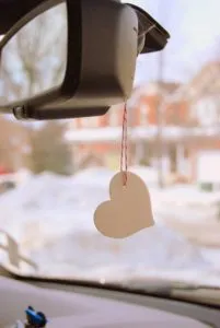 Aromă în mașină cu mâinile lor din uleiuri esențiale (lor) Aromă în mașină cu mâinile lor din uleiuri esențiale