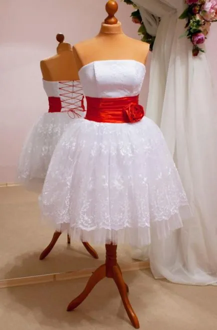 Rochia de mireasa cu o eșarfă roșie sau panglică scurt și modele lungi