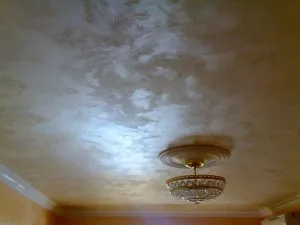Tencuiala decorativa pe tavan - nuanțele aplicației