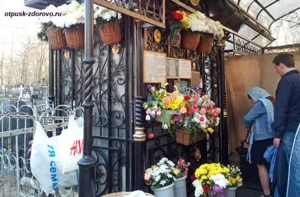 Danilovskoe Matroana cimitir grav și Templul de Rusalii