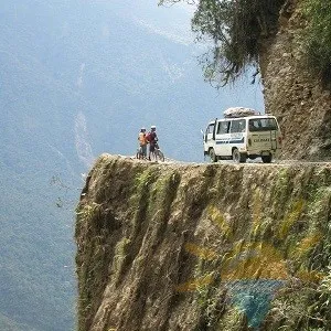 Drumul morții în Bolivia atrage la sine călătorii cei mai extreme
