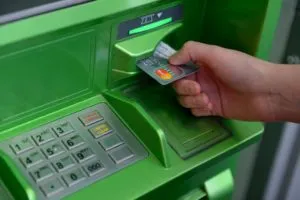 În cazul în care ATM-a mâncat banii, ce să facă în acest caz,