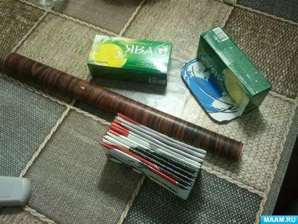 Acordeon cu mâinile de hârtie