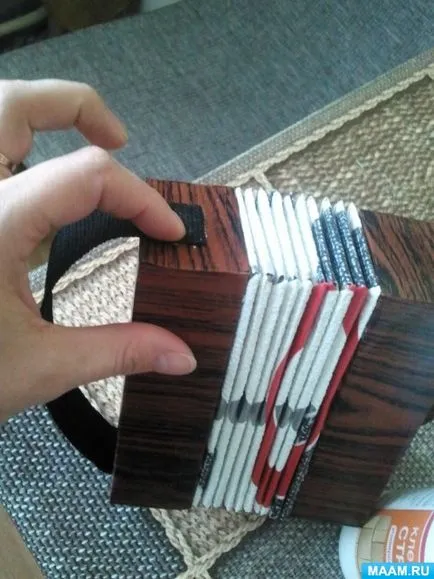 Acordeon cu mâinile de hârtie