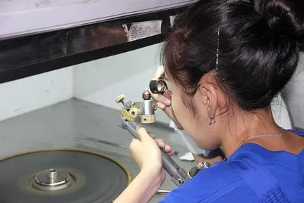 Ca diamantele sunt transformate într-un cel mai bun prieten de fete, așa cum se face