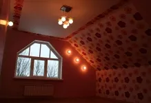 Cum să stea tapet pe tavan în sine precum și un singur videoclip, de-a lungul sau peste,