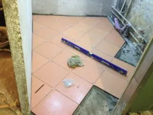 Cum să se stabilească țiglă pe podeaua din baie (tigla) Cum să se stabilească țiglă pe podea baie