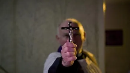 Cum de a conduce demonul dintr-un om aruncă o rugăciune în limba latină și vraja (magie) Cum de a conduce demonul dintr-un om aruncă o rugăciune și o vrajă în latină