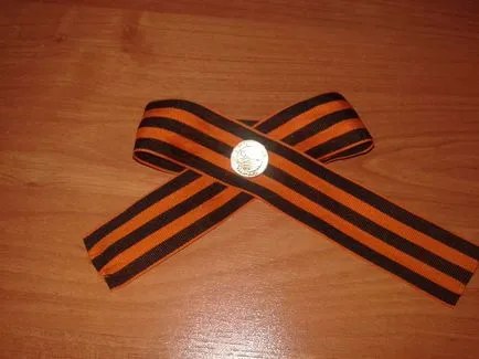 Ca de panglica Sf. Gheorghe pentru a face un arc în trepte (pas cu pas) Ca de panglica Sf. Gheorghe pentru a face un arc în etape