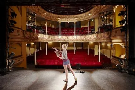 Cum de a intra în teatru