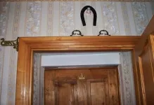 Cum să stea o potcoavă deasupra ușii să stea așa cum ar trebui să stea, care a ajuns la casa,