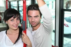 Cum să atragă atenția și să se familiarizeze cu fata pe autobuz, autobuz sau alte persoane publice