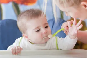 Cum de a introduce alimente solide pentru copilul tau