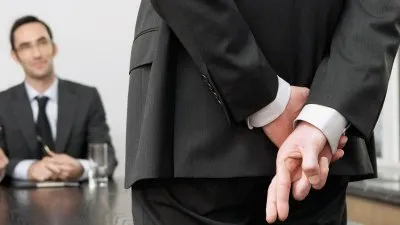 Cum de a vinde mărfurile la interviu - un stilou, un creion, un răcitor, o bandă adezivă, telefon, nisip în deșert, film