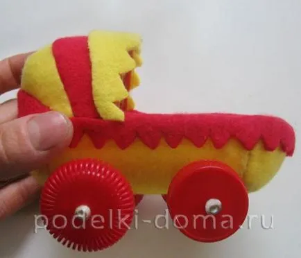 Cum sa faci un căruț pentru păpuși din material la îndemână, o cutie de idei și ateliere