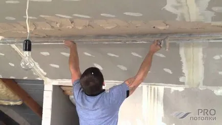 Deoarece plafonul tencuiala cu mâinile pentru a alinia tencuiala decorativa pentru pictura (video), (plafon) Deoarece plafonul tencuiala cu mâinile pentru a alinia tencuiala decorativa pentru pictura (video)