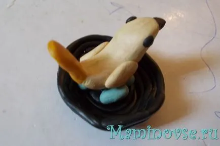 Ca un om orb din lut pasăre pe cuib, lumea prin ochii mamelor (plastilina) Ca un om orb din lut pasăre pe cuib, lumea prin ochii mamelor