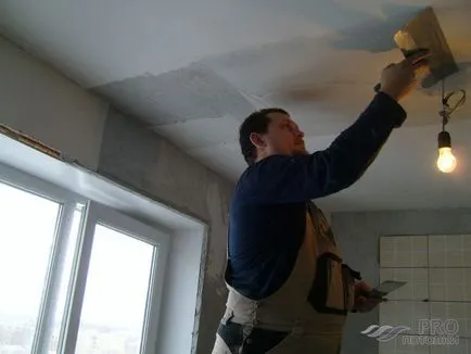 Deoarece plafonul tencuiala cu mâinile pentru a alinia tencuiala decorativa pentru pictura (video), (ipsos) Deoarece plafonul tencuiala cu mâinile pentru a alinia tencuiala decorativa pentru pictura (video)