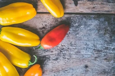 Pastă de avocado pentru sandvișuri cu roșii, usturoi, creveți, brânză