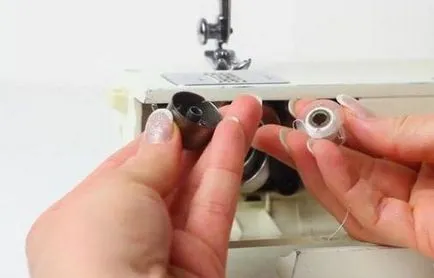 Cum se umple firul de o mașină de cusut și serger