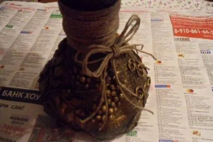 Frumoasa vaza dintr-o sticla de plastic cu mâinile (foto) (lor) Frumoasa vaza dintr-o sticla de plastic cu mâinile (foto)