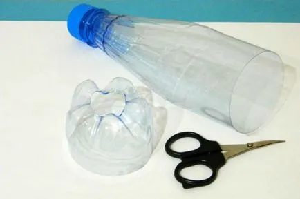Frumoasa vaza dintr-o sticla de plastic cu mâinile (foto) (plastic) Frumoasa vaza dintr-o sticla de plastic cu mâinile (foto)