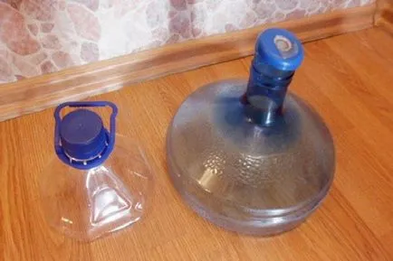 Frumoasa vaza dintr-o sticla de plastic cu mâinile (foto) (lor) Frumoasa vaza dintr-o sticla de plastic cu mâinile (foto)