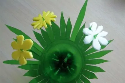 Frumoasa vaza dintr-o sticla de plastic cu mâinile (foto) (vase) Frumoasa vaza dintr-o sticla de plastic cu mâinile (foto)