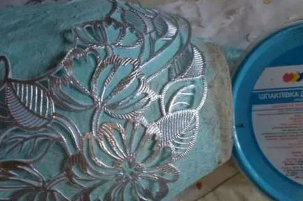 Frumoasa vaza dintr-o sticla de plastic cu mâinile (foto) (plastic) Frumoasa vaza dintr-o sticla de plastic cu mâinile (foto)