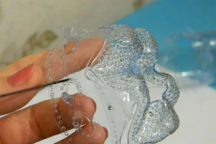 Frumoasa vaza dintr-o sticla de plastic cu mâinile (foto) (lor) Frumoasa vaza dintr-o sticla de plastic cu mâinile (foto)