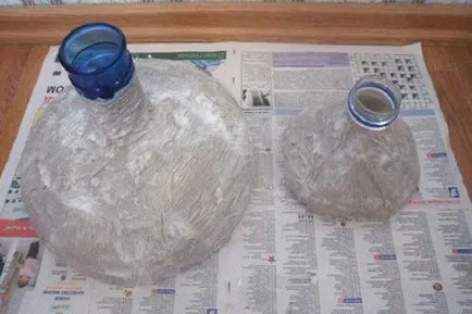Frumoasa vaza dintr-o sticla de plastic cu mâinile (foto) (flacon) Frumoasa vaza dintr-o sticla de plastic cu mâinile (foto)