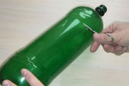 Frumoasa vaza dintr-o sticla de plastic cu mâinile (foto) (plastic) Frumoasa vaza dintr-o sticla de plastic cu mâinile (foto)