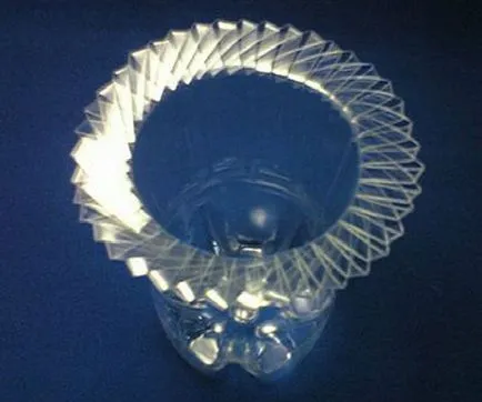 Frumoasa vaza dintr-o sticla de plastic cu mâinile (foto) (arme) Frumoasa vaza dintr-o sticla de plastic cu mâinile (foto)