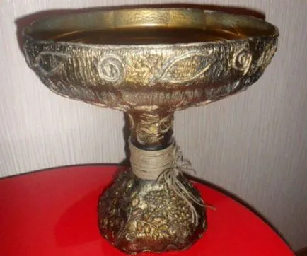 Frumoasa vaza dintr-o sticla de plastic cu mâinile (foto) (flacon) Frumoasa vaza dintr-o sticla de plastic cu mâinile (foto)
